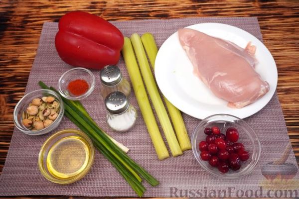 Салат с курицей, сельдереем, болгарским перцем и клюквой
