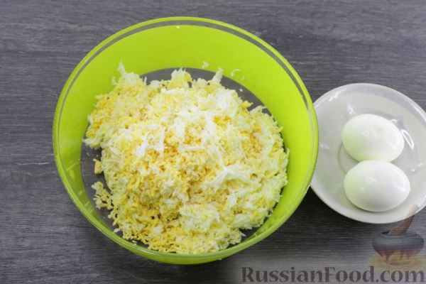 Салат из яиц, плавленого сыра и болгарского перца