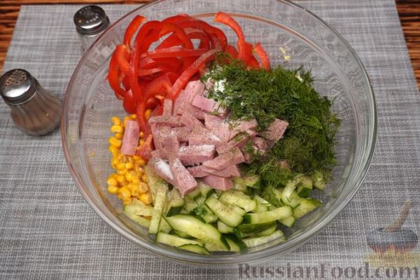 Салат с ветчиной, овощами и яйцами