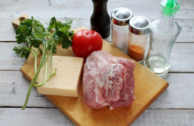 Мясо по французски с сыром и помидорами в духовке