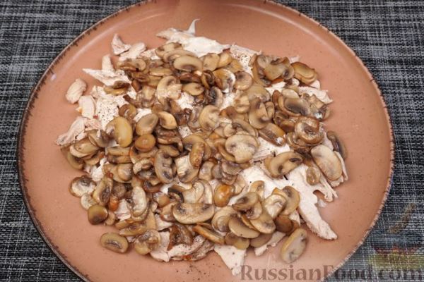 Салат с курицей, грибами и яичными блинчиками