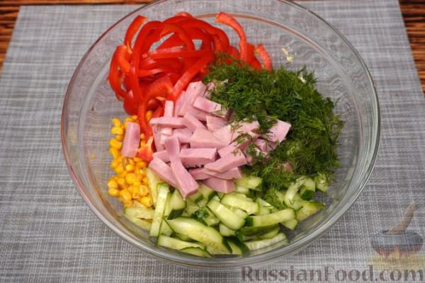 Салат с ветчиной, овощами и яйцами