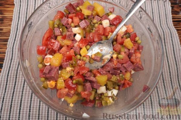 Салат с копчёной колбасой, овощами и яйцами