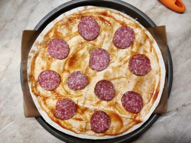 Пицца из лаваша в духовке с колбасой и сыром