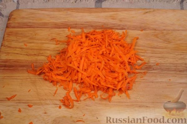 Слоёный салат со свёклой, морковью, сыром и клюквой