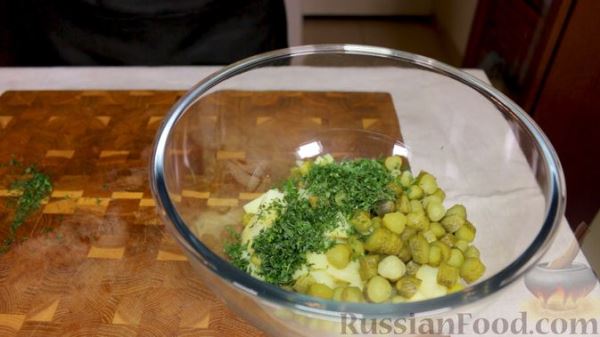 Салат с картофелем, маринованными опятами и корнишонами, по-деревенски