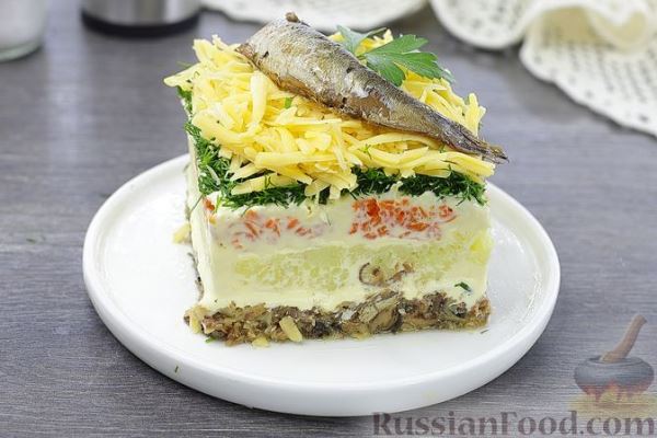 Слоёный салат со шпротами, овощами, сыром и яйцами