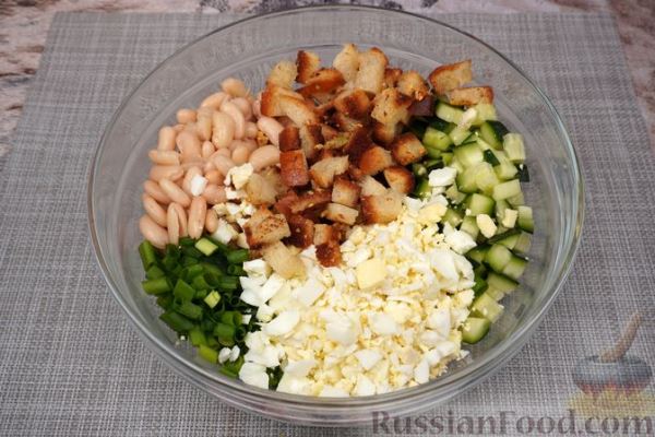 Салат с фасолью, огурцами, сухариками и яйцами