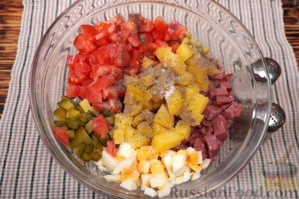 Салат с копчёной колбасой, овощами и яйцами