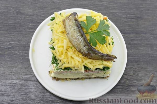 Слоёный салат со шпротами, овощами, сыром и яйцами