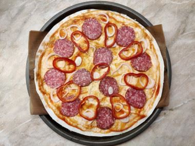 Пицца из лаваша в духовке с колбасой и сыром