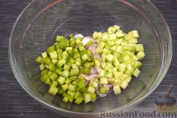 Салат из нута, сельдерея, огурца и авокадо
